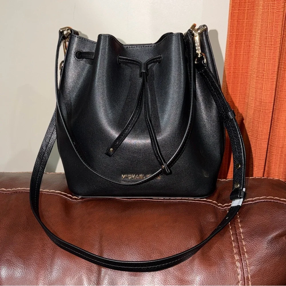 ‼️Michael Kors Black Leather Eden Bucket Bag Shoulder Bag - Picture 2 of 10